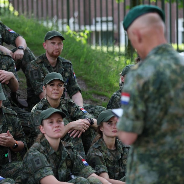 Training koningin Máxima tot reservist bij Koninklijke Landmacht