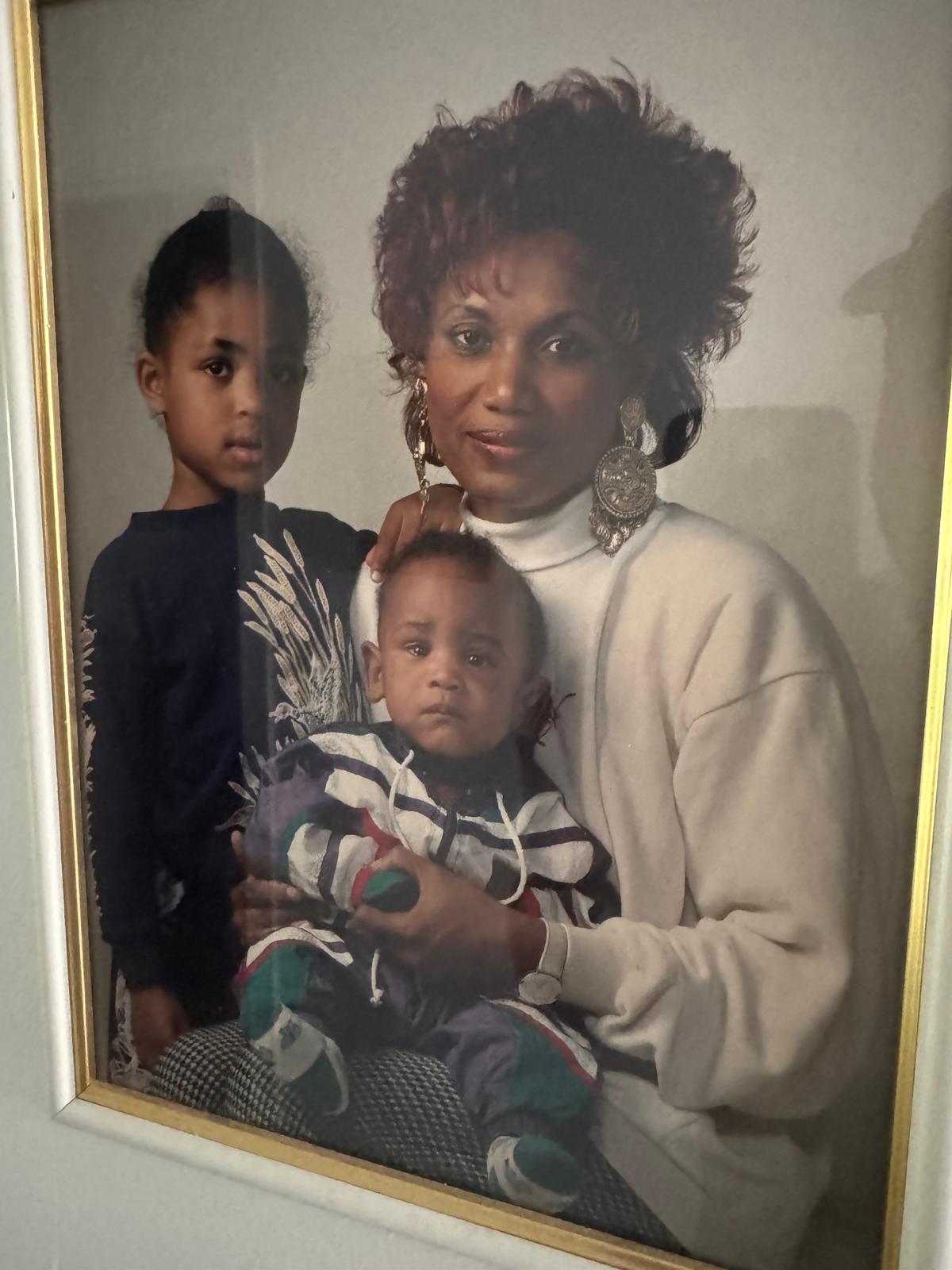 Moeder Mildred, Benjamin en grote zus Jane.