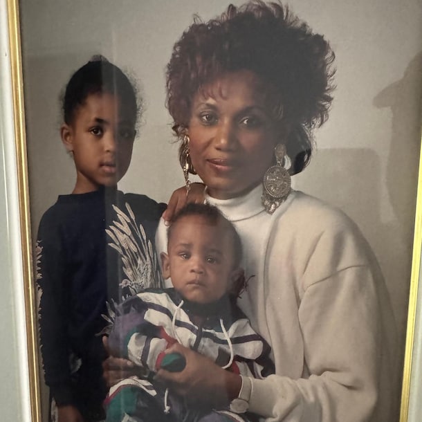 Moeder Mildred, Benjamin en grote zus Jane.