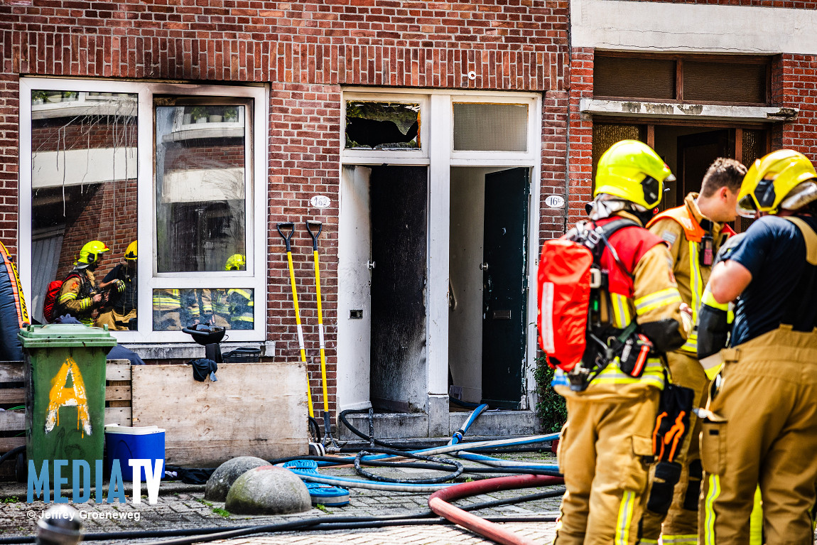Dode bij woningbrand in Rotterdam, meer dan zestig woningen ontruimd