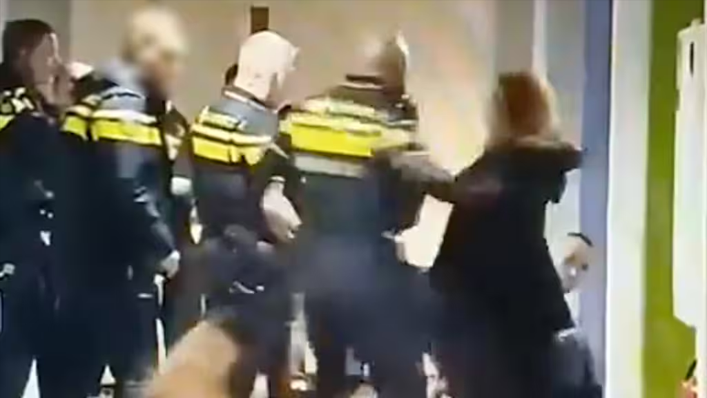 Politie onder vuur na hard optreden tegen vrouw in azc: 6 vragen en antwoorden