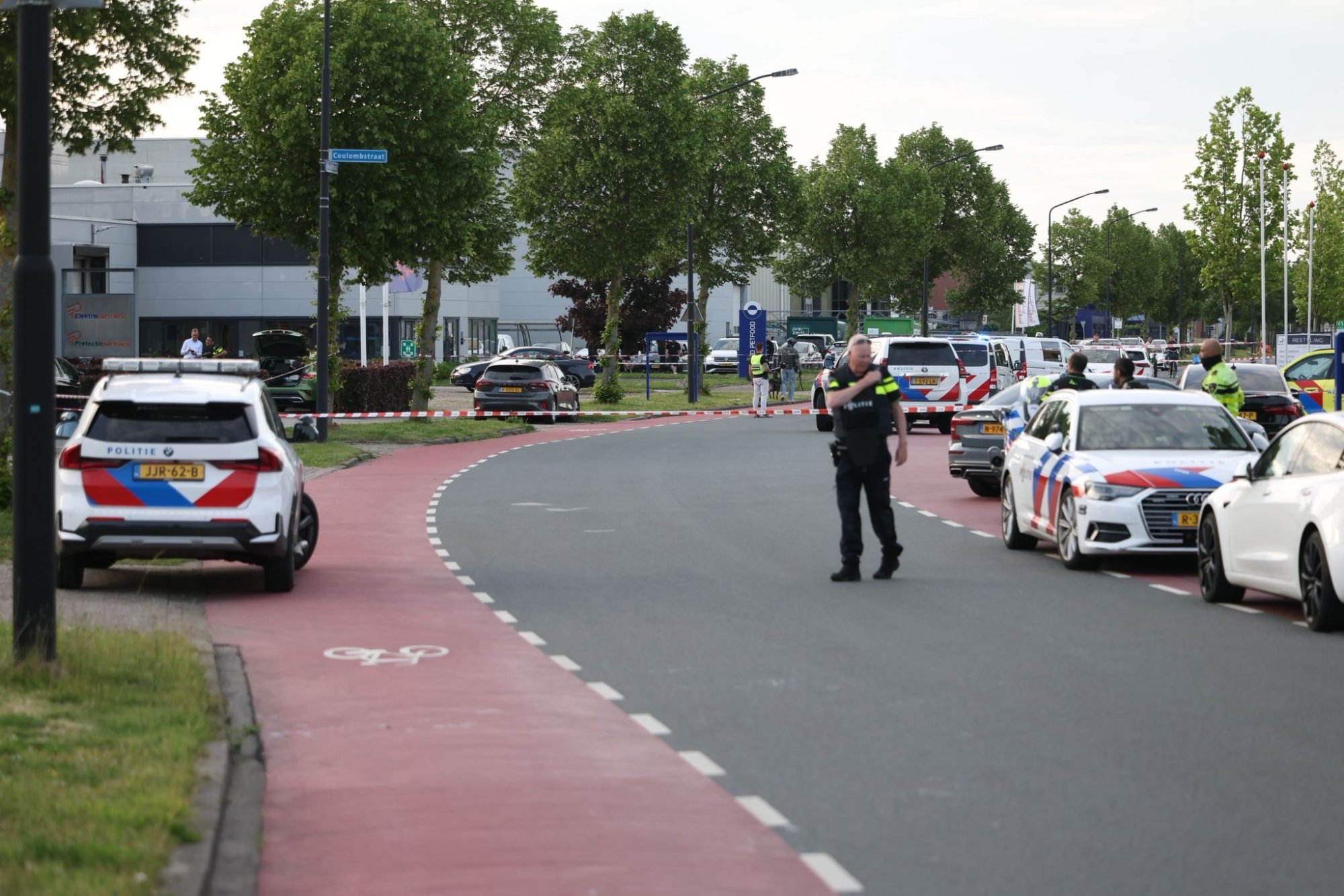Meerdere mensen neergestoken bij bedrijf Heerhugowaard: 'Groot gebied afgezet'