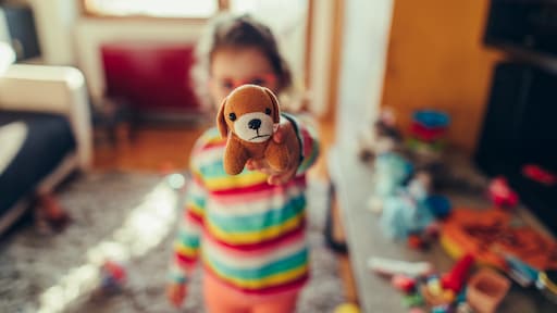 Het dochtertje (5) van Helen laat over zich heenlopen: 'Mijn handen jeuken'