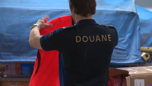 Douane onderschept tienduizenden 'criminele' nep-WK-shirts