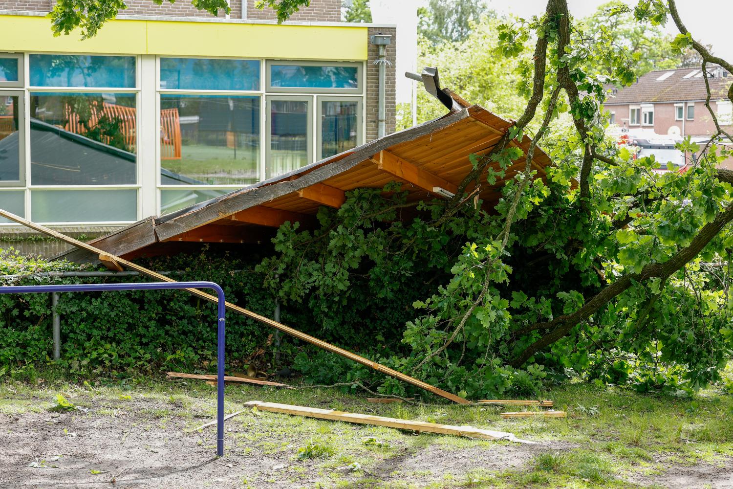 Ravage na plotselinge tornado bij Enschede: 'Net een oorlogsgebied'