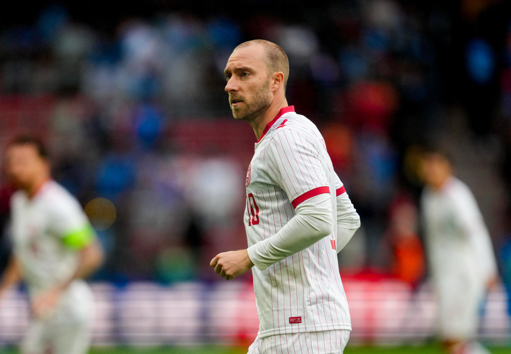 Deen Eriksen zakt weer in elkaar op het veld, maar maakt het
