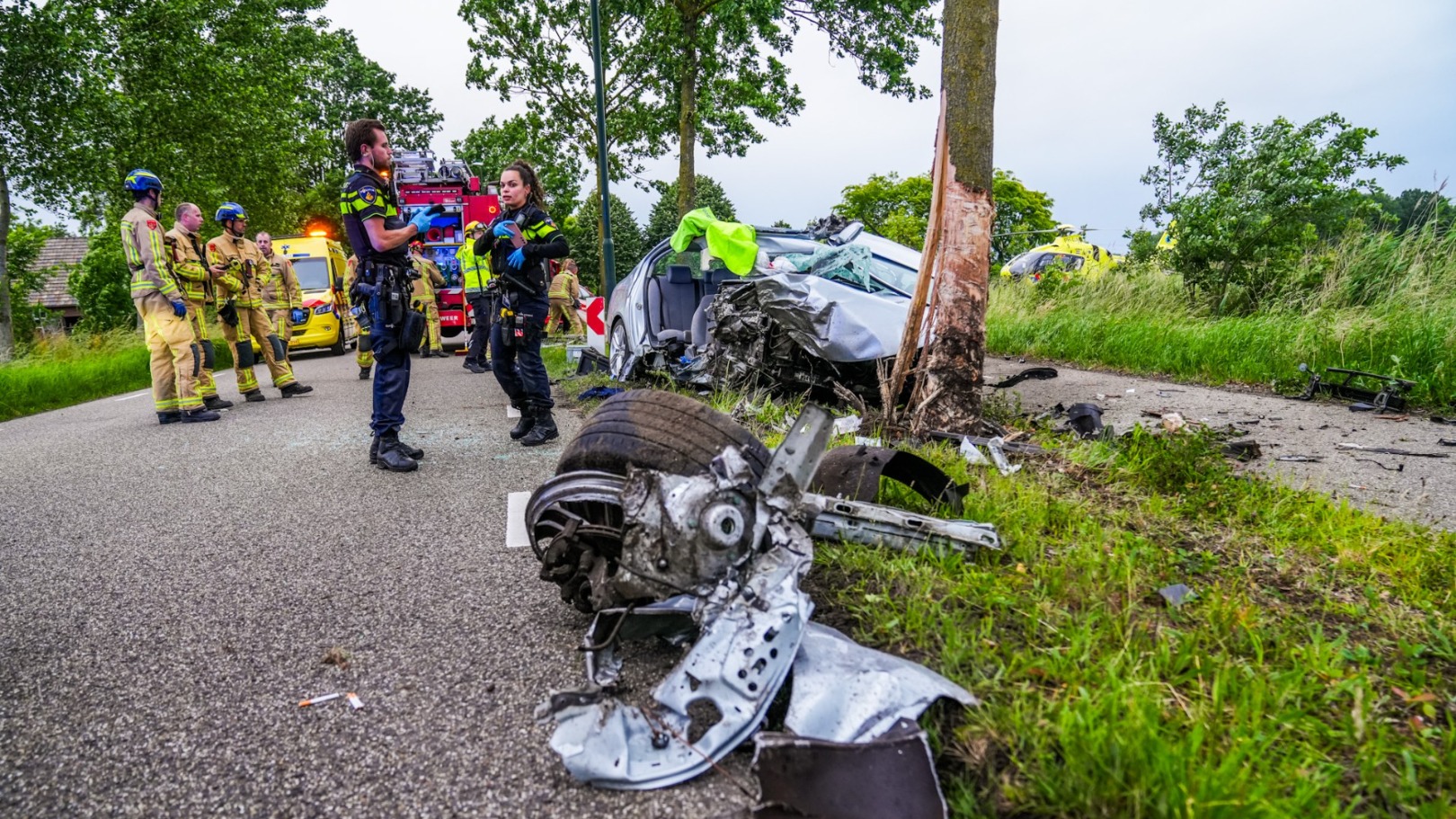 Auto crasht tegen boom Oirschot: drie gewonden, van wie één 