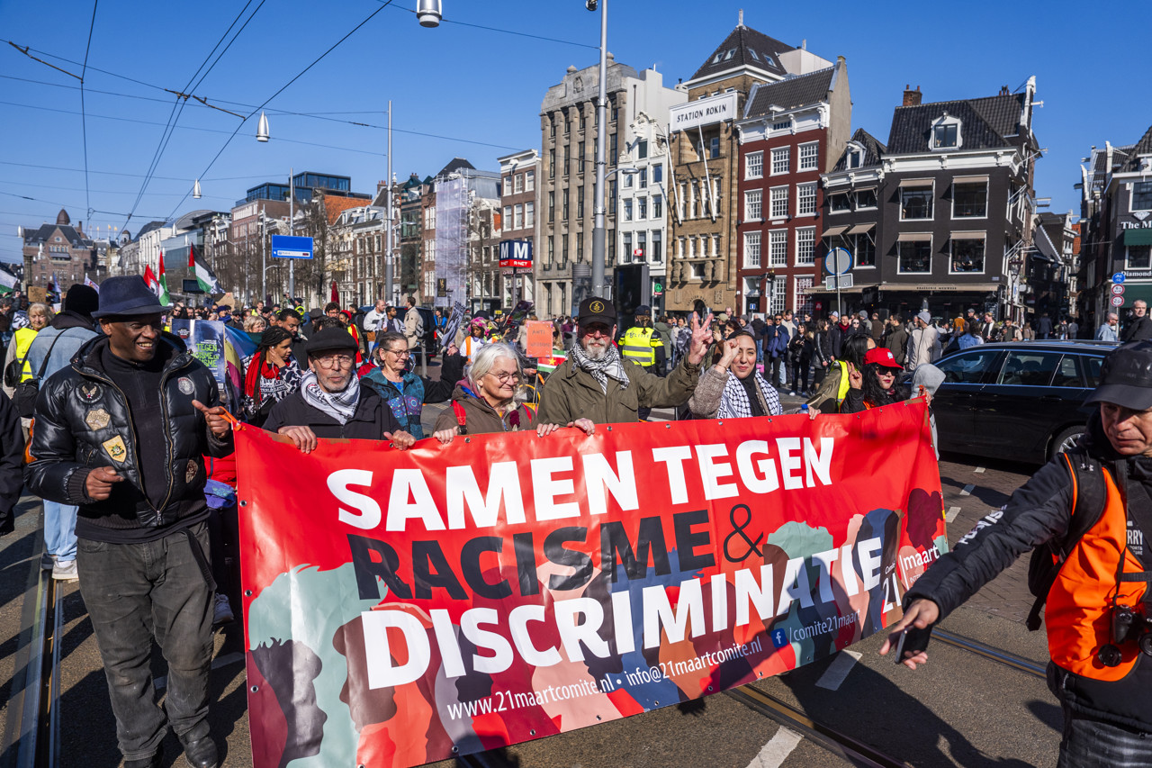 Hard oordeel Staatscommissie: overheid discrimineert structu