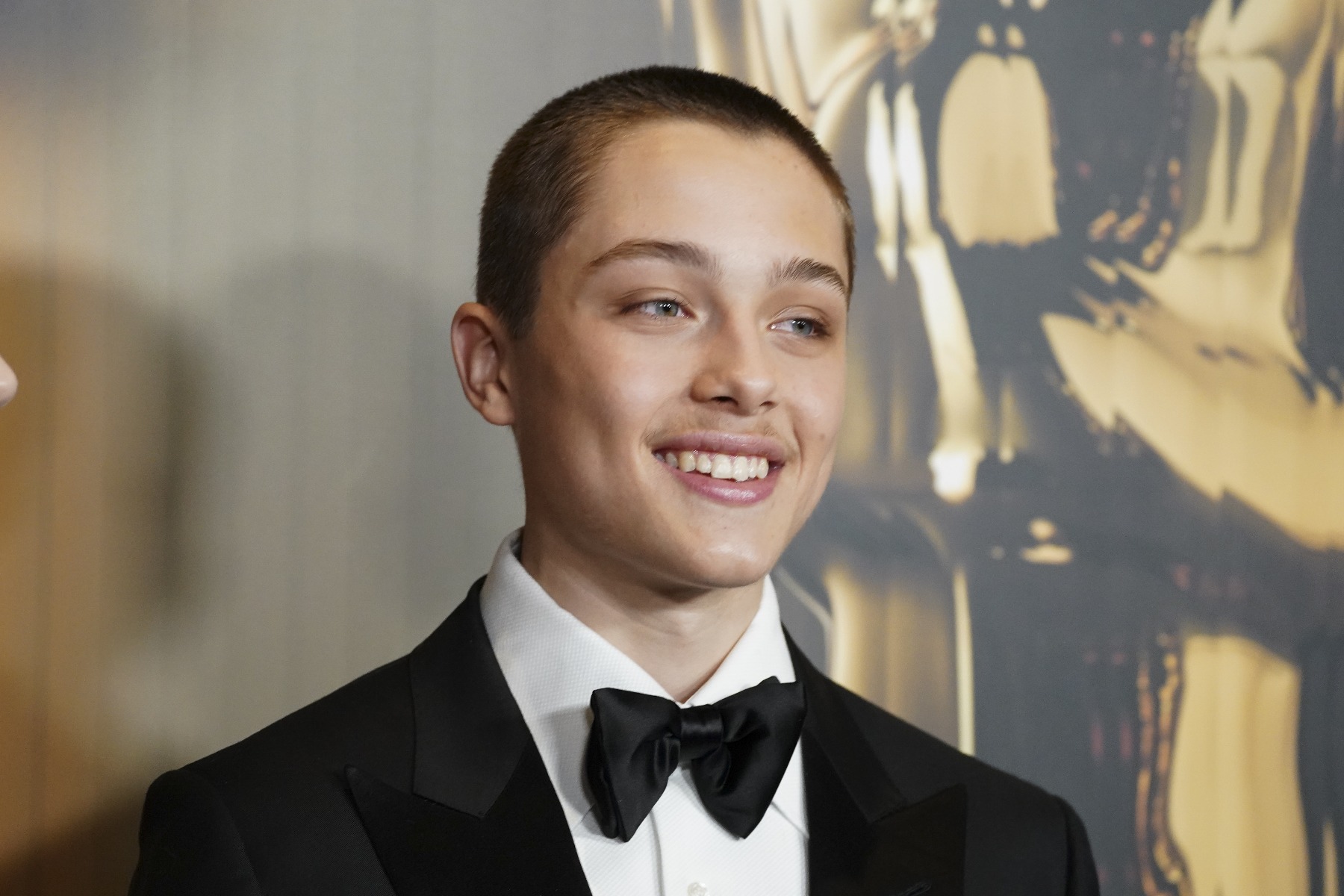 Knox Jolie-Pitt stapt ring in na diploma-uitreiking