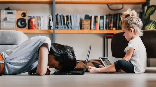 Het ouderschap valt Clarissa zwaar, en daar schaamt ze zich voor: 'Sta altijd aan'