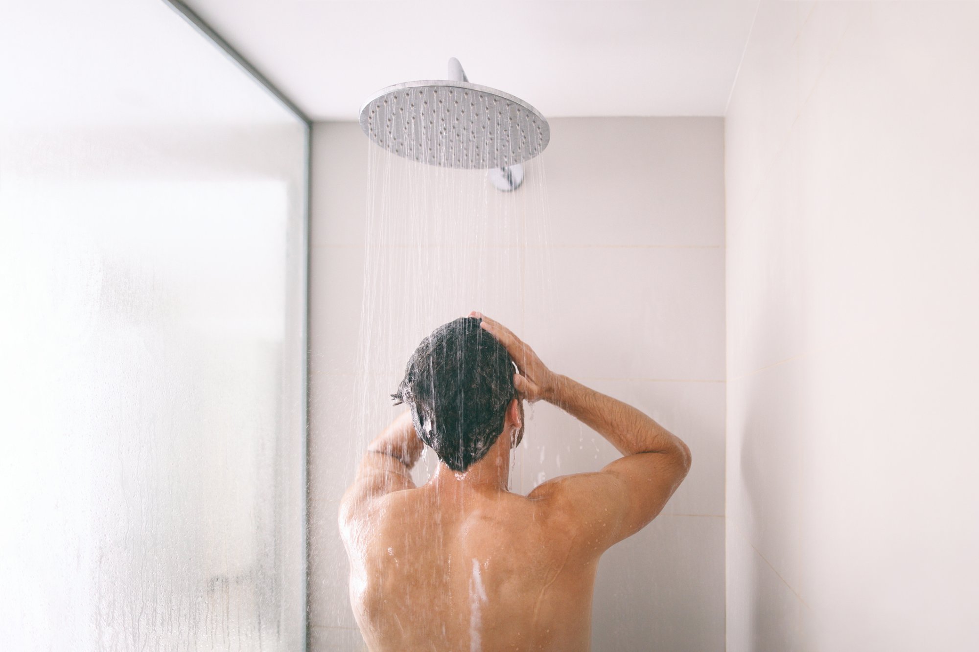 Waarom een ijskoude douche je minder afkoelt dan je denkt