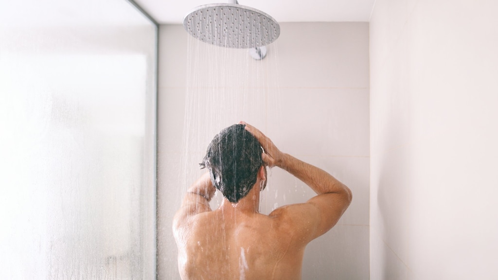 Expert waarschuwt: 'Na koude douche kun je warmte minder makkelijk kwijt'
