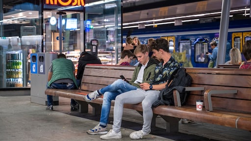 Onderzoekers zien opvallende link tussen geboortedaling en smartphone