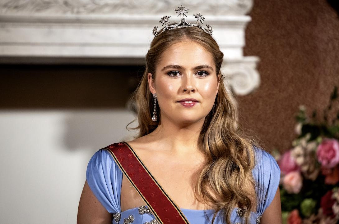 Prinses Amalia schittert in blauwe jurk tijdens st