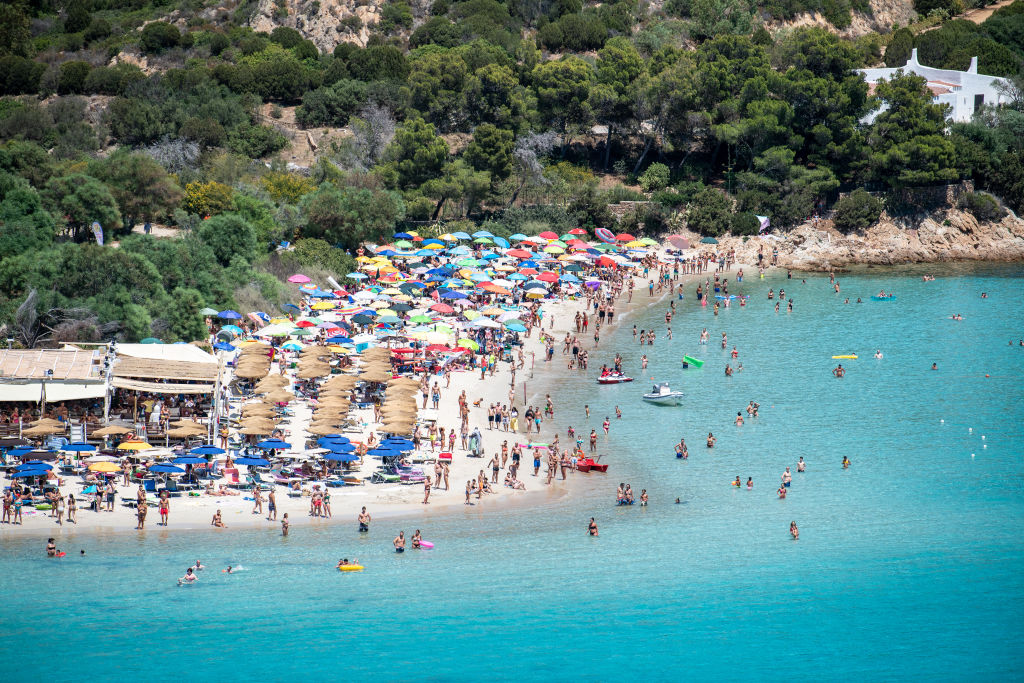 Parasol mee? Dat mogen op dit strand in Italië all