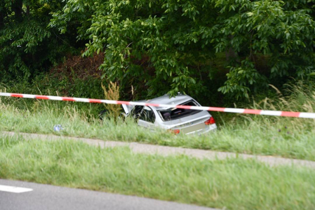 De auto is een heel stuk van de weg beland.