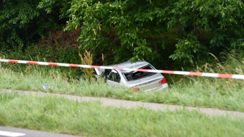 De auto is een heel stuk van de weg beland.
