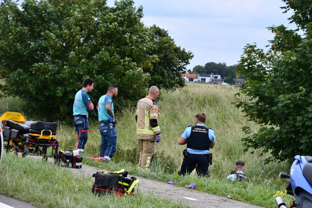 Auto rijdt in op groep leerlingen op weg naar schoolkamp: 3 doden