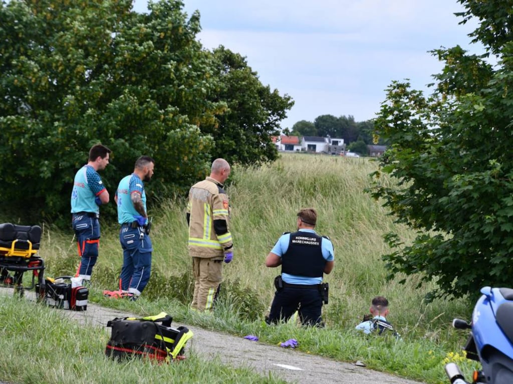 Auto rijdt in op groep leerlingen op weg naar schoolkamp: vier doden, drie zwaargewonden