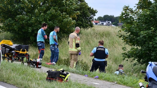 Auto rijdt in op groep leerlingen op weg naar schoolkamp: 3 doden