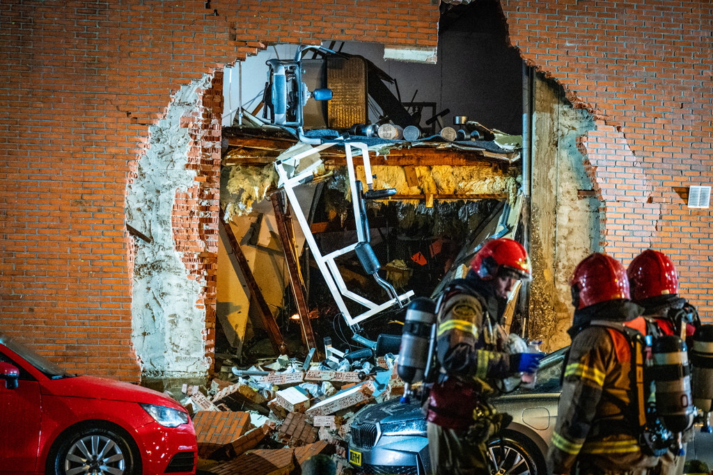 Gewonden na explosie en instorting bij flat in Amsterdam-Osdorp