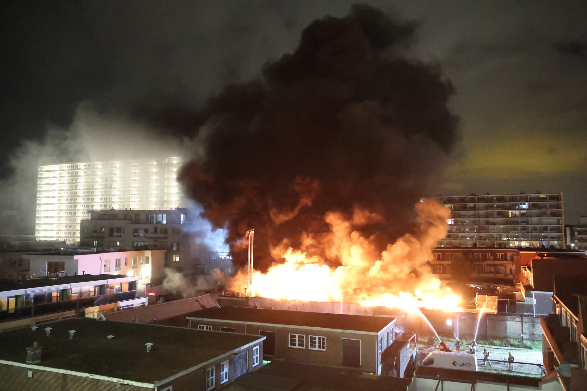 Woningen ontruimd na grote brand bij visrokerij Scheveningen