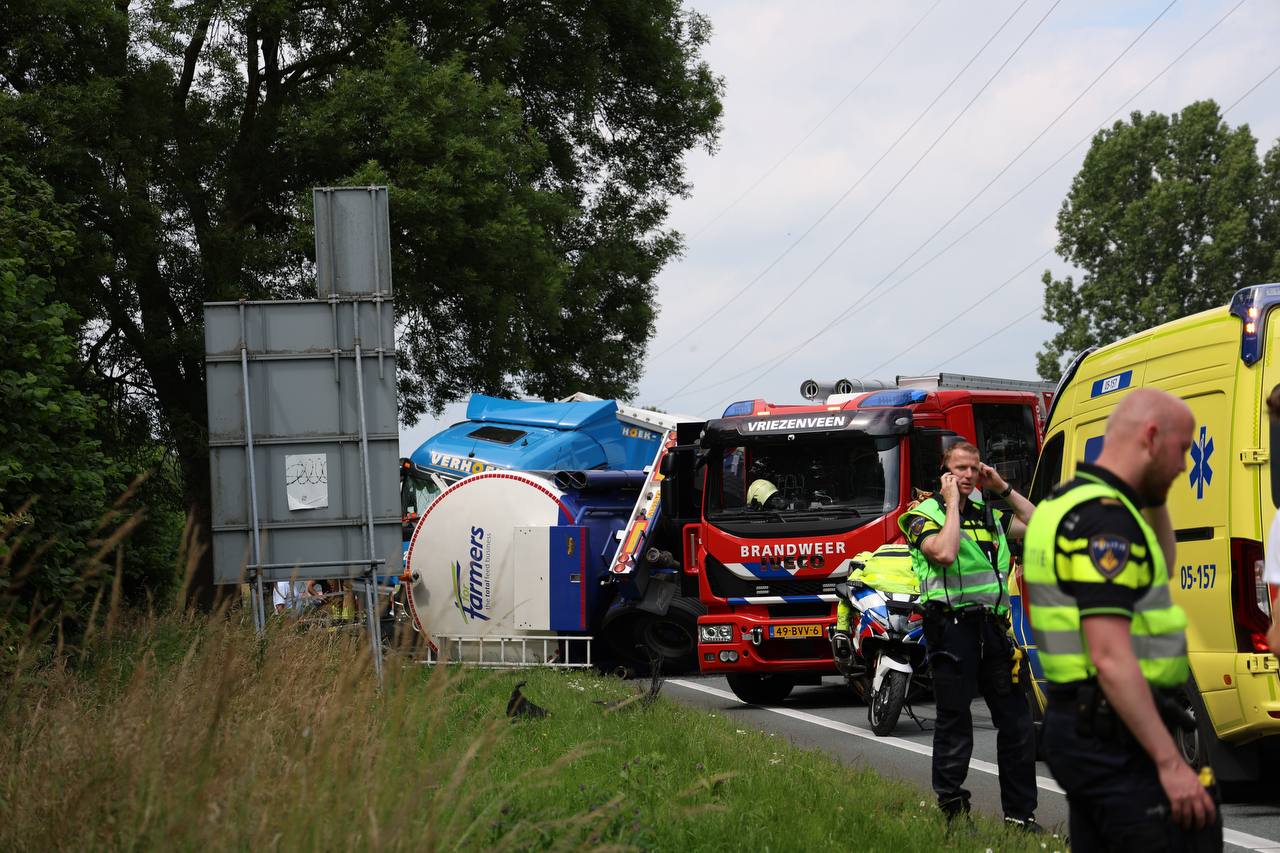 Drie gewonden na botsing tussen vrachtwagens bij Wierden