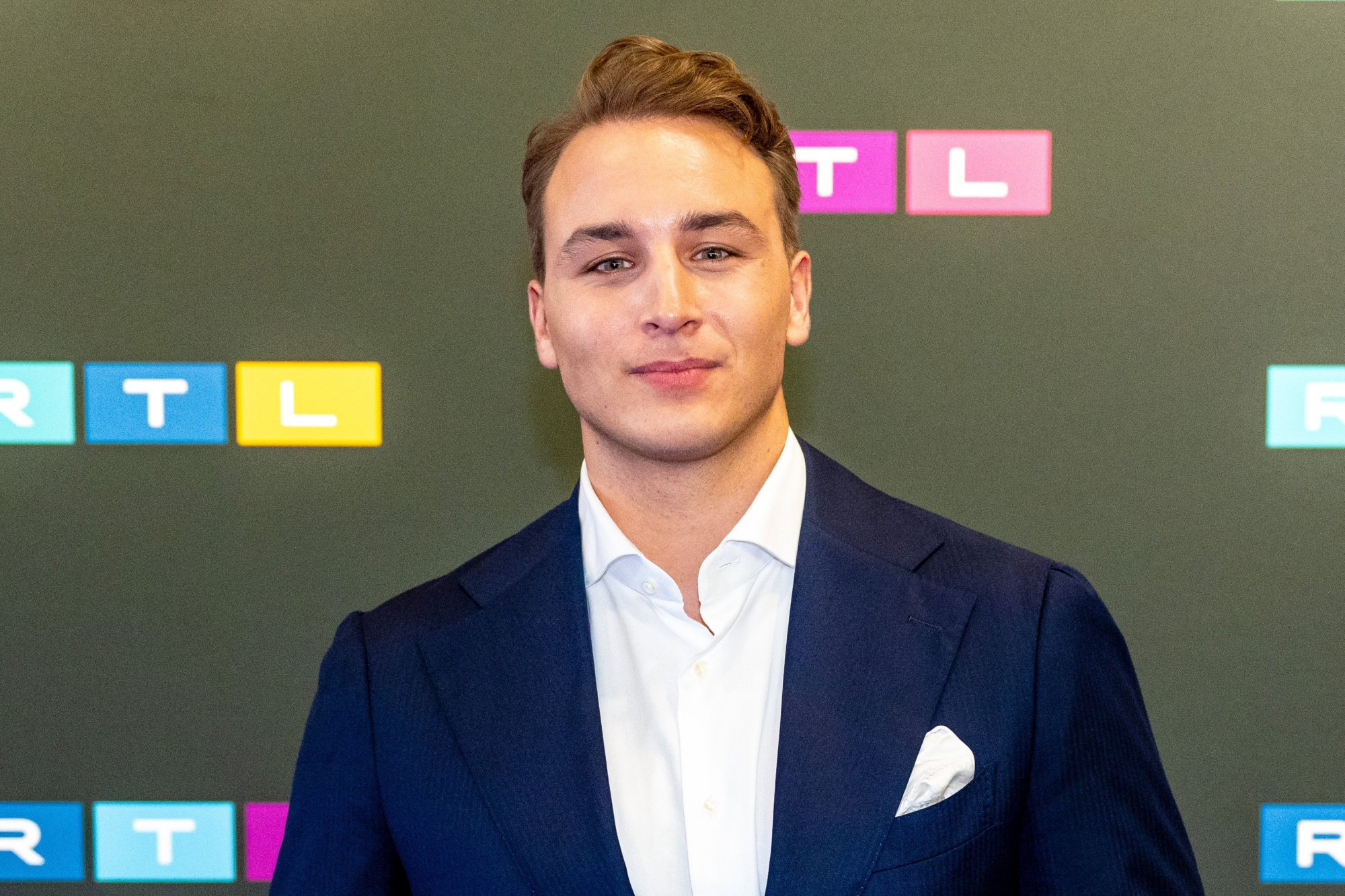 Boyan Ephraim Attacked by Camera During RTL Nieuws Live Broadcast