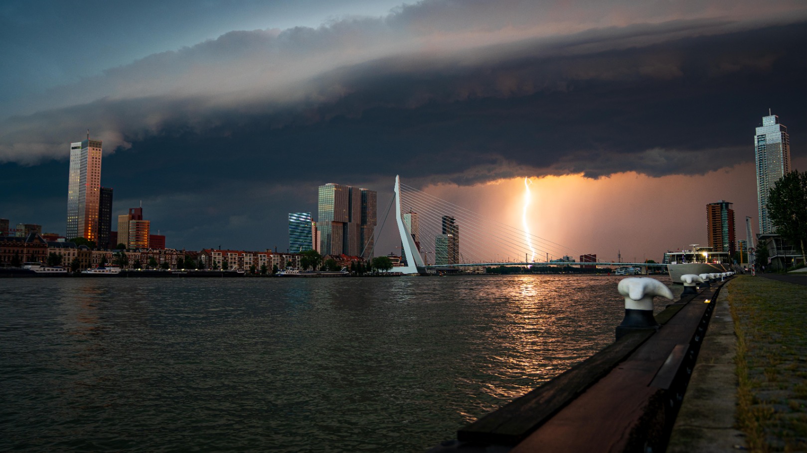 Code rood? Helft van Nederland gaat gewoon de deur uit