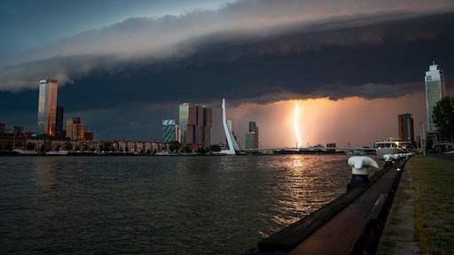 Code rood? Helft van Nederland gaat gewoon de deur uit
