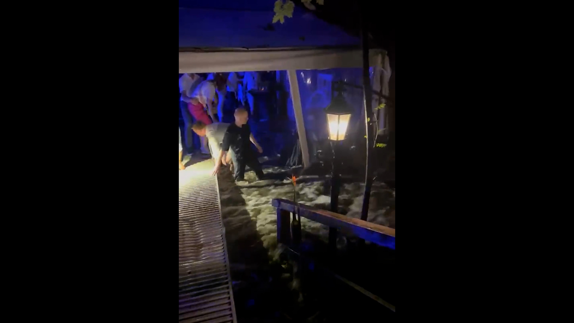 Bruiloft eindigt in chaos, gasten vluchten voor kolkend water