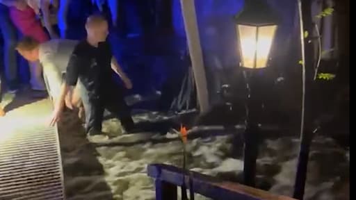 Bruiloft eindigt in chaos, gasten vluchten voor kolkend water