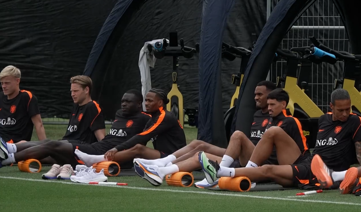 Geen pottenkijkers: Oranje bouwt stellage naast trainingsveld