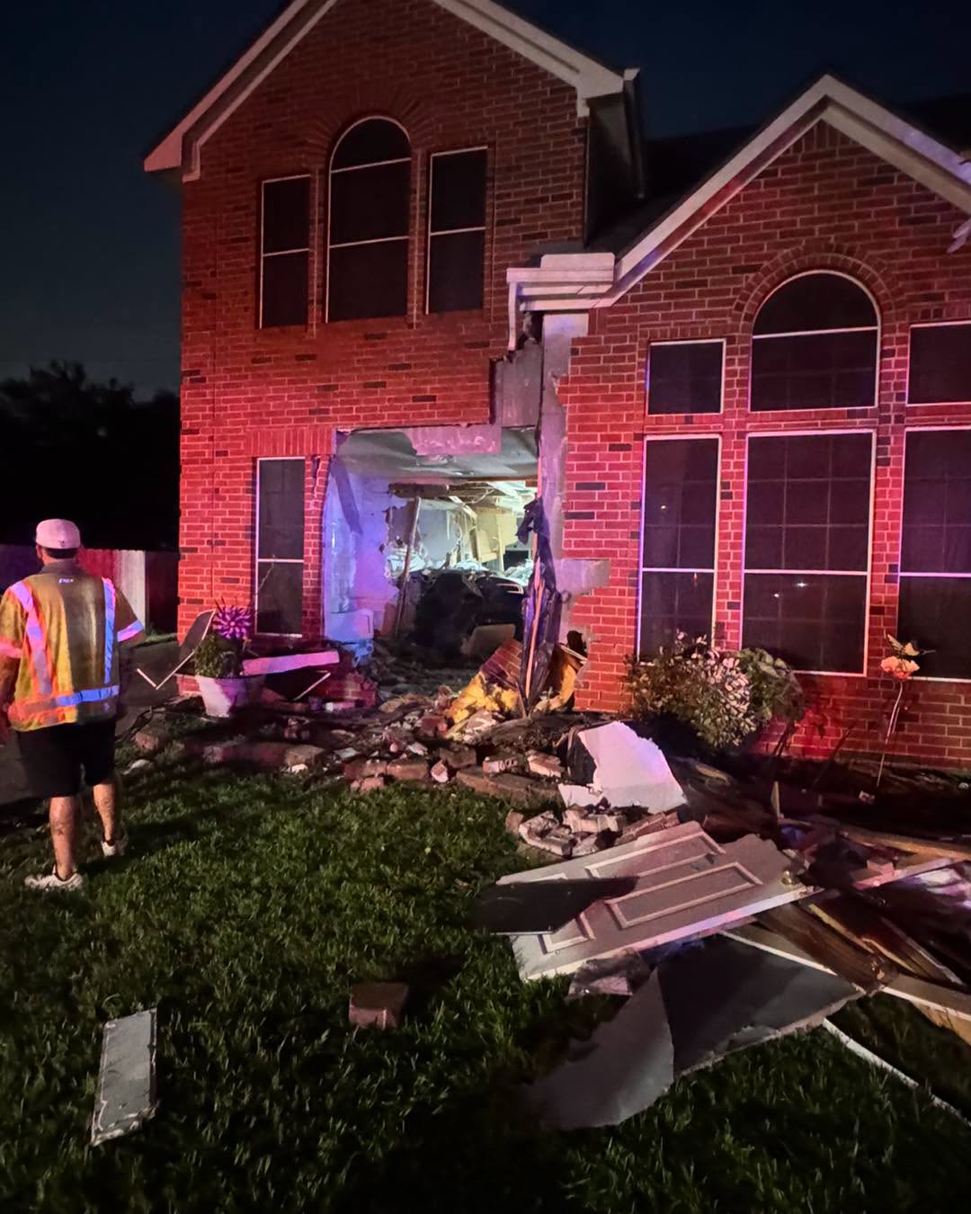 Zelfrijdende Tesla raakt van weg en ramt woning in Texas, vrouw komt om