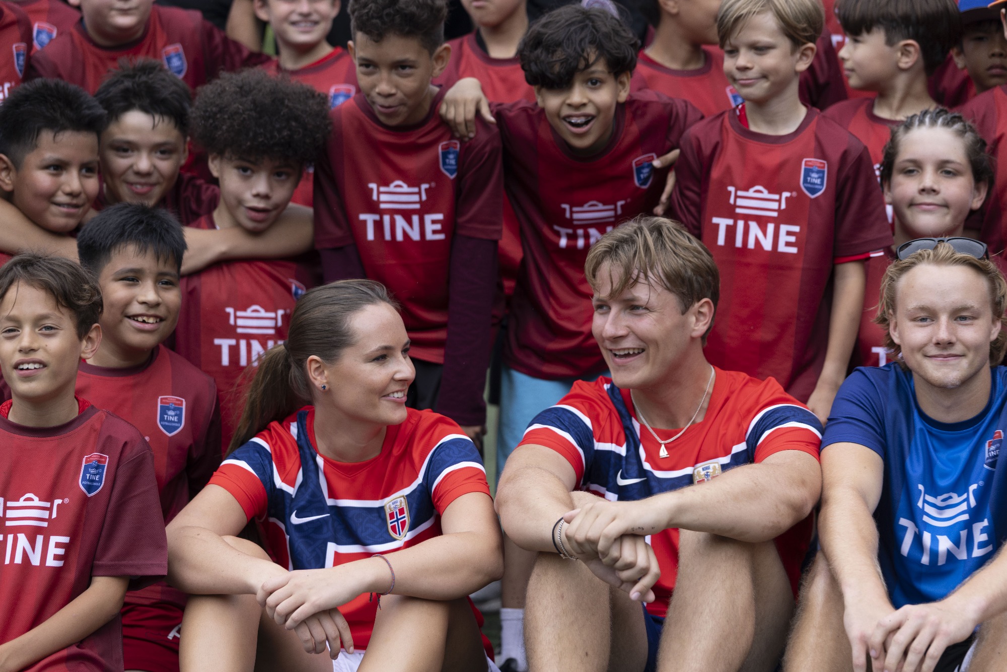 Noorse prins en prinses voetballen met Amerikaanse kinderen