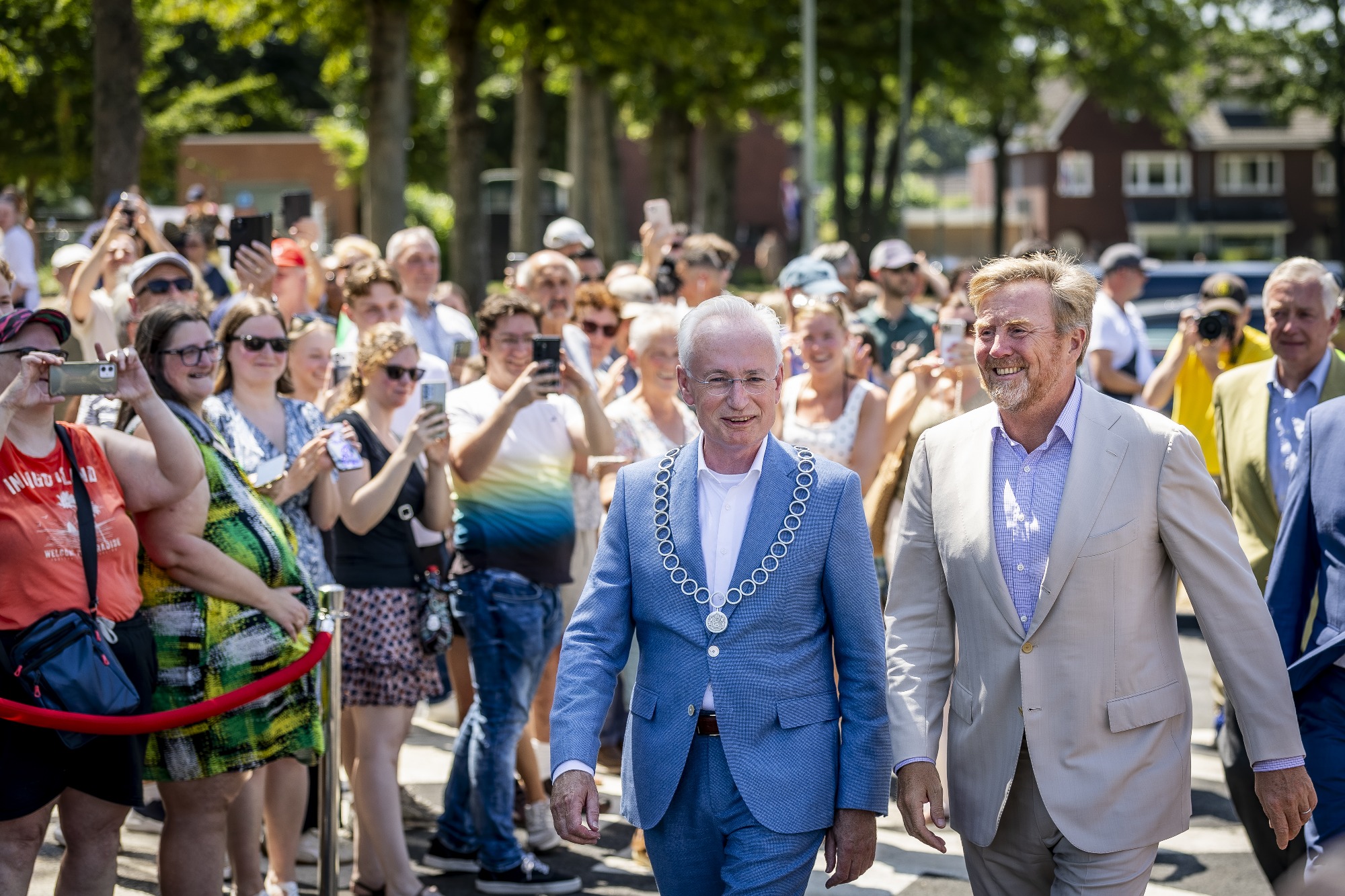 Koning Willem-Alexander trotseert warmte bij opening sportpark