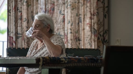 Marth (86) kreeg hitteberoerte: 'Nog twee minuten en het was te laat'