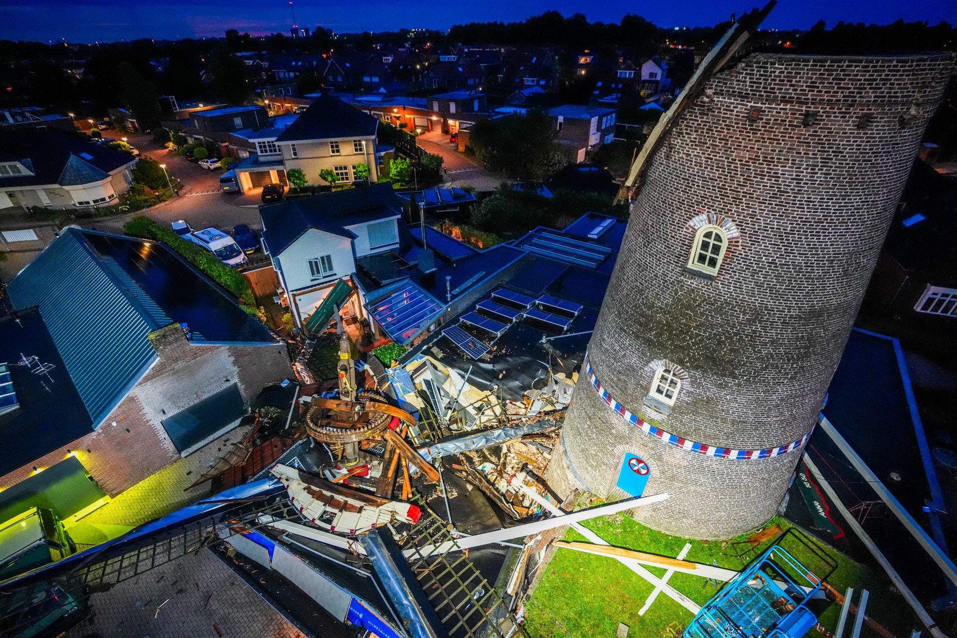 Veel schade door noodweer: in hele land branden door blikseminslag, molen omgewaaid