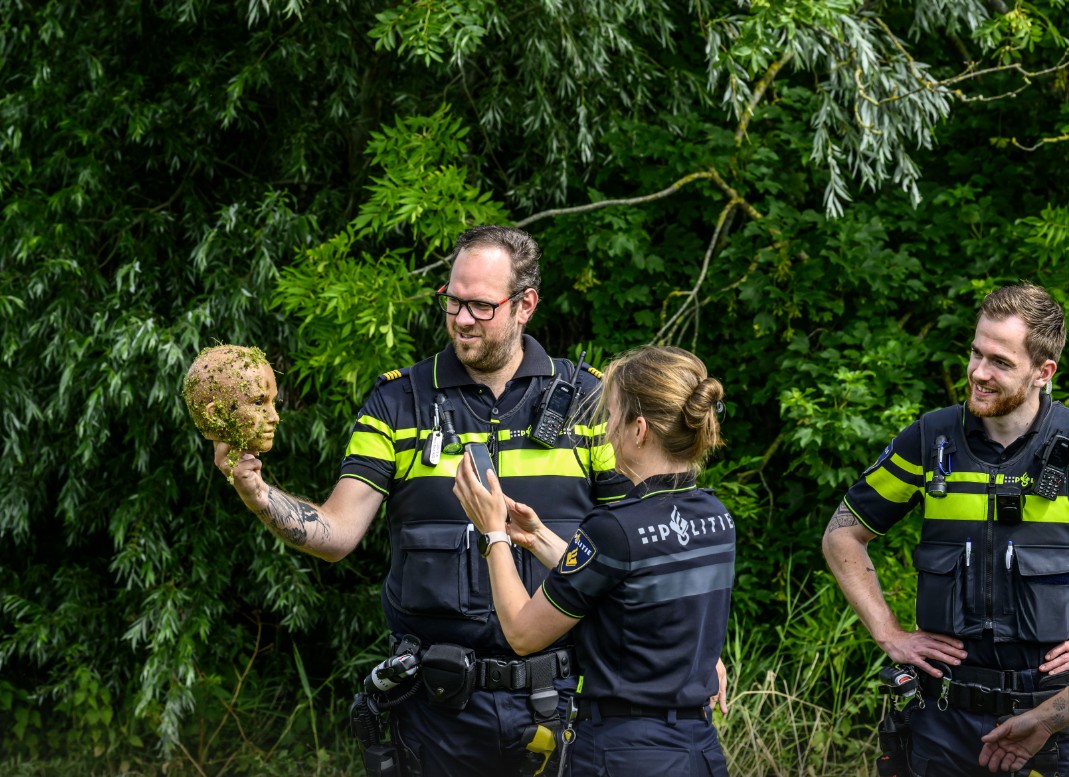 Politie rukt uit om overleden persoon, maar komt voor enorme verrassing te staan