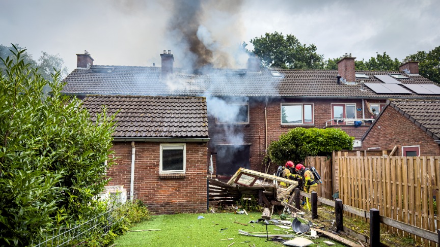 Huizenblok ontruimd in Huizen na explosie en grote brand