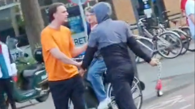 Man (20) opgepakt om straatroof en aanval met kettingslot na Nederland-Marokko