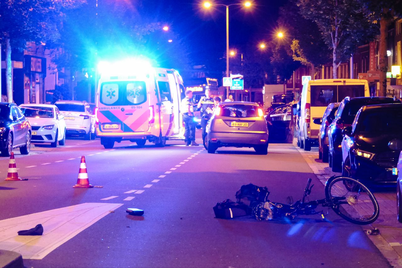 Fietser meegesleurd door auto in Enschede, bestuurder te voet vertrokken