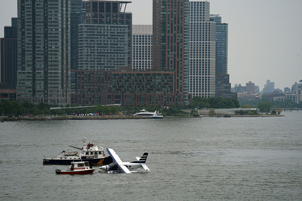 Acht mensen gered uit watervliegtuig na 'harde landing' in rivier New York City