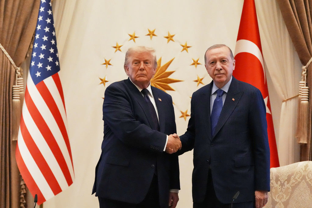 Trump blijft bij NAVO-top klagen over bondgenoten, ondanks alle moeite