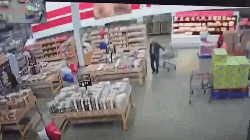 Dak Amerikaanse supermarkt stort in, klanten schrikken zich rot