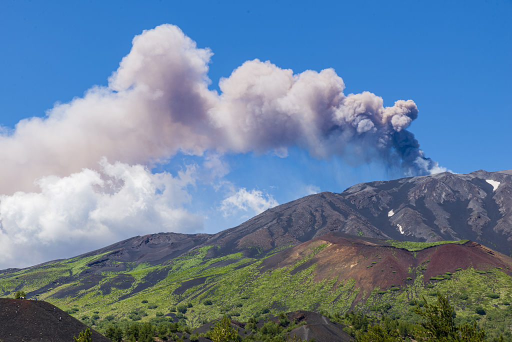 Aswolk Etna legt vliegverkeer Sicilië stil: tot zeker 10.00 uur minder vliegtuigen