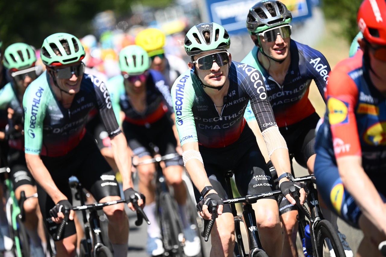 Nederlander Olav Kooij sprint naar eerste etappezege in Tour de France