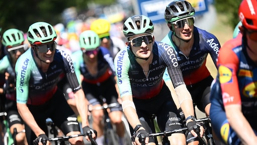 Nederlander Olav Kooij sprint naar eerste etappezege in Tour de France