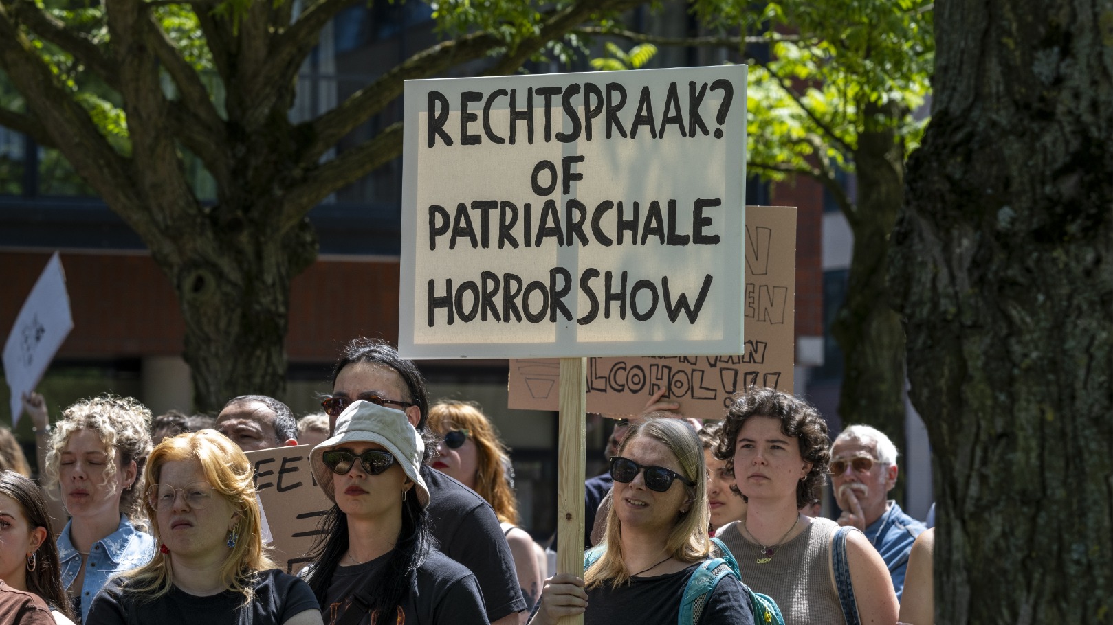 'Geen ja = nee': vrijspraak in verkrachtingszaak 17-jarig meisje leidt tot protest