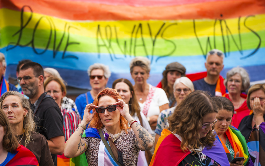 Bij het protest waren veel pride-vlaggen te zien.